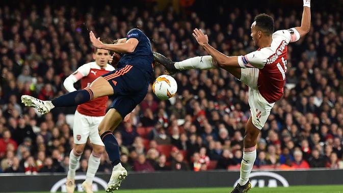 Pierre Emerick Aubameyang melepaskan tendangan pada leg 1, semifinal Liga Europa yang berlangsung di Stadion Emirates, London, Jumat (3/5). Arsenal menang 3-1 atas Valencia. (AFP/Glyn Kirk)