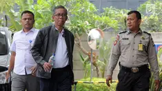 Kepala KPP Pratama Ambon La Masikamba (tengah) tiba di Gedung KPK, Jakarta, Kamis (4/10). La Masikamba terlihat mengenakan jaket hitam saat akan menjalani pemeriksan penyidik KPK. (Merdeka.com/Dwi Narwoko)