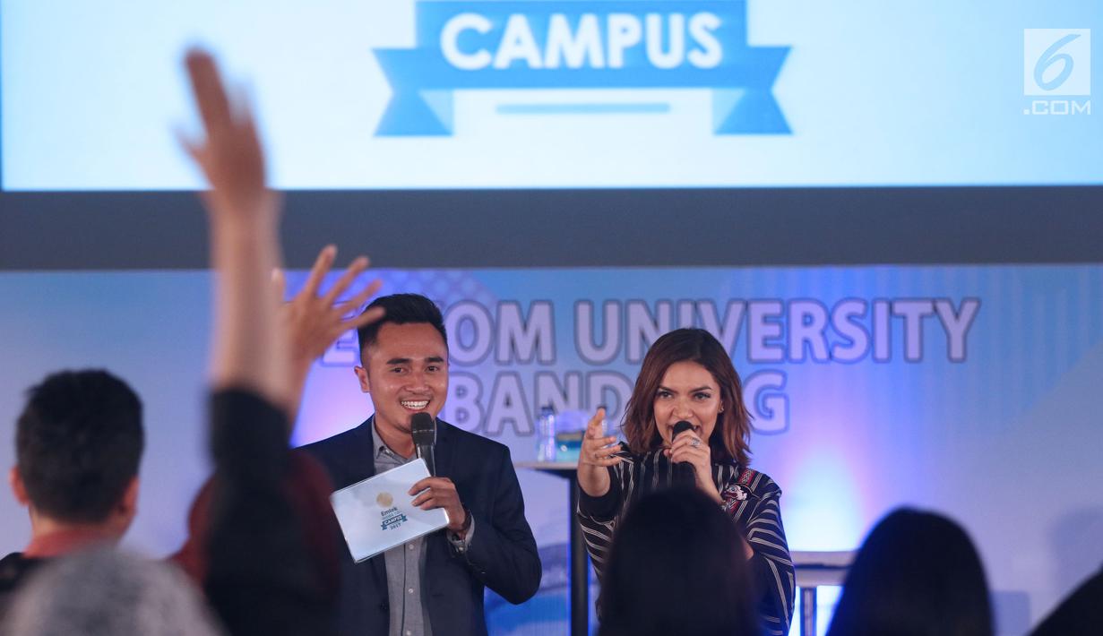 Duta baca Indonesia, Najwa Shihab (kanan) memberi kesempatan peserta Emtek Goes To Campus (EGTC) 2017 untuk memberikan pertanyaan di Universitas Telkom, Bandung, Rabu (29/11). (Liputan6.com/Helmi Fithriansyah)