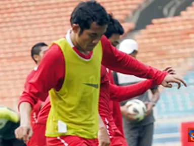 Citizen6, Jakarta: Dalam latihan terakhir menjelang pertandingan, semua pemain Timnas Indonesia berlatih dengan keras. Pemain tengah Timnas Indonesia, M Ilham, dipastikan membela Indonesia di Leg dua. (Pengirim: Sunyoto)
