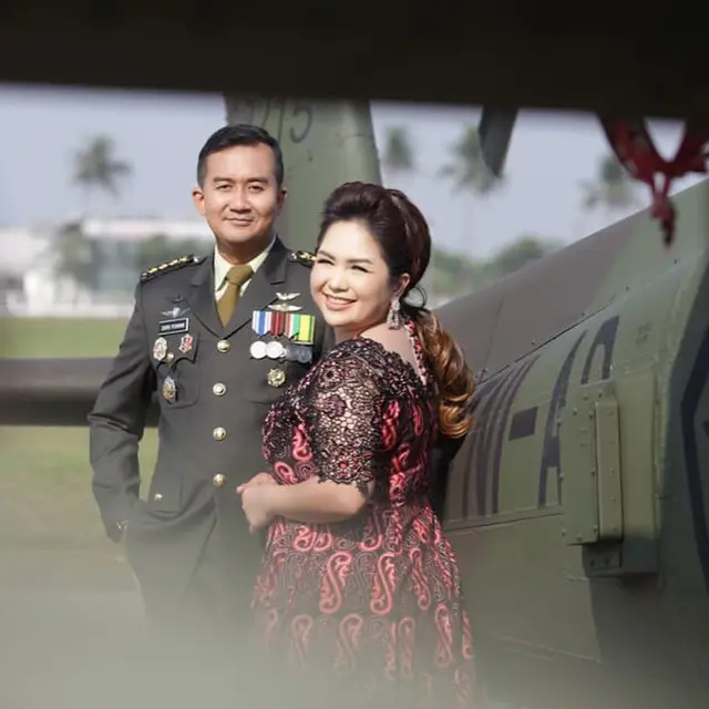 Dilamar Perwira TNI, Ini 7 Potret Kebersamaan Joy Tobing dan Calon Suami