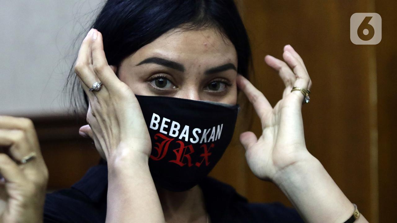 FOTO: Raut Wajah Nora Alexandra saat Hadiri Sidang Putusan Jerinx