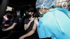 Warga menerima vaksinasi COVID-19 secara drive-thru di Jalan Duri Raya, Jakarta Barat, Kamis (8/7/2021). Yayasan Cinta anak Bangsa (YACB) Fondation menggelar vaksinasi COVID-19 secara drive-thru dengan menargetkan 800 hingga 1.000 warga ikut vaksinasi ini. (Liputan6.com/Johan Tallo)