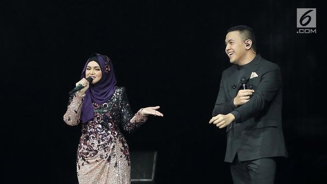 Penyanyi Siti Nurhaliza (kiri) berduet dengan Tulus dalam konser 'Dato Sri Siti Nurhaliza on Tour' di Istora Senayan, Jakarta, Kamis (21/2). Siti berharap bisa membuat album dengan Tulus. (Fimela.com/Bambang E Ros)