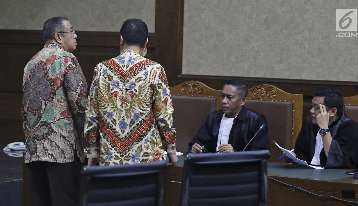 Terdakwa kasus suap pengadaan barang dan jasa di Pemkot Kendari, Asrun bersama anaknya yang juga Wali Kota Kendari nonaktif, Adriatma Dwi Putra saat sidang vonis di Pengadilan Tipikor, Jakarta, Rabu (31/10). (Liputan6.com/Herman Zakharia)
