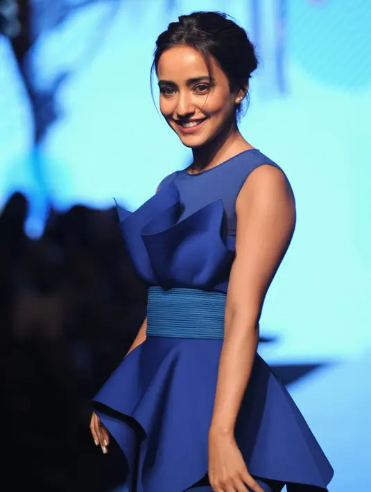Aktris Bollywood India Neha Sharma berpose saat tampil di Lakmé Fashion Week Summer Resort 2017 di Mumbai, India (1/2). (AFP Photo/Sujit Jaiswal)