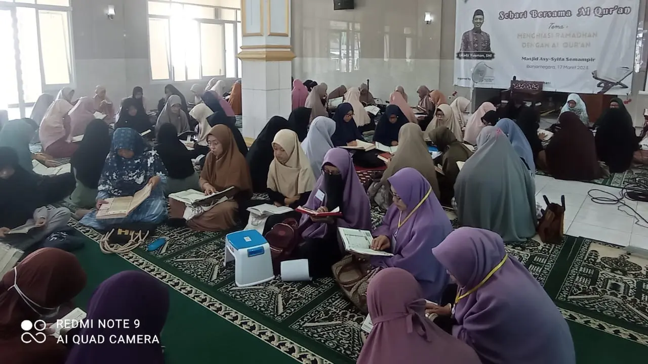 Jemaah Masjid Asy Syifa, Banjarnegara khatam Al-Qur'an sebanyak 5 kali dengan cara keroyokan. (Foto: Liputan6.com/Heni)