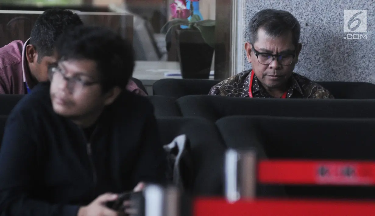 Mantan Wakil Bupati Bekasi, Rohim Mintareja berada di ruang tunggu untuk menjalani pemeriksaan di Gedung KPK, Jakarta, Kamis (24/1).  Rohim Mintareja diperiksa sebagai saksi untuk tersangka Bupati nonaktif Neneng Hasanah Yasin. (Merdeka.com/Dwi Narwoko)
