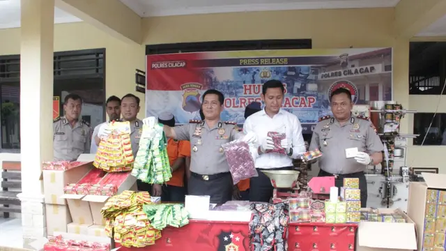 Kapolres Cilacap, AKBP Djoko Julianto menunjukkan berbagai jamu ilegal yang diproduksi oleh tersangka AS. (Foto: Liputan6.com/Polres Cilacap/Muhamad Ridlo)