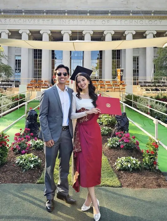 Berfoto bersama sang suami yang merupakan bos Ruang Guru, Sabrina melengkapi penampilan dengan stiletto heels putih ber buckle silver. Credit: (@belvadevara)