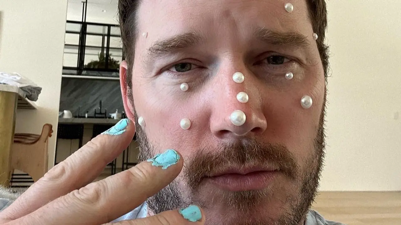 Chris Pratt usai didandani putrinya. (Foto: Instagram/prattprattpratt)
