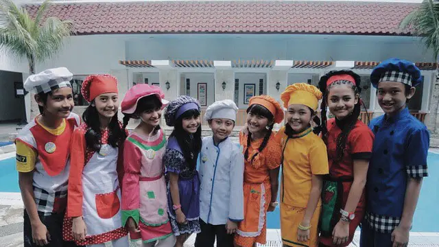 6 Potret Lawas Kebersamaan Host Acara Koki Cilik, Bikin Nostalgia