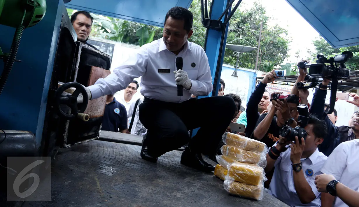 Kepala BNN, Komjen Pol Budi Waseso memasukkan barang bukti sabu ke dalam insenerator RSPAD, Jakarta, Senin (24/10). Sebanyak 32.710,50 gram atau 32 kg sabu yang berasal dari jaringan Medan berhasil dimusnahkan. (Liputan6.com/Gempur M Surya)