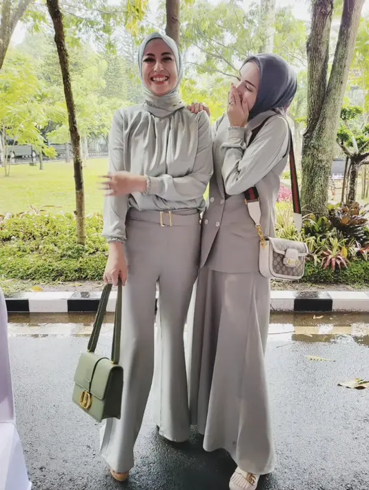 Nampak bersahabat dengan istri Pasha Ungu, Annisa pun tampil semi formal dengan atasan blouse dipadukan celana cutbray. Tak lupa ia membawa handbag hijaunya. @hapsarianissa29