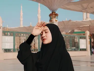 Tak cuma menawan dengan balutan fashion trendi, Febby Rastanty juga makin anggun dalam balutan hijab. Ini dapat dilihat dari unggahannya saat melakukan ibadah umrah. (Liputan6.com/IG/@febbyrastanty)