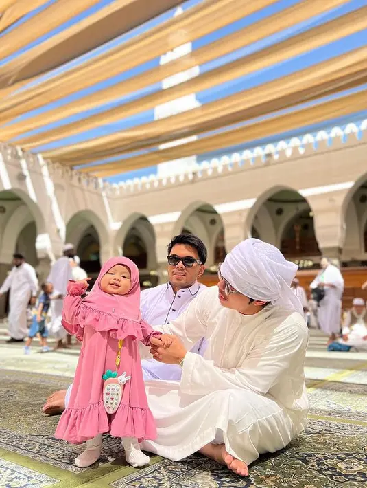 Atta dan keluarganya juga menyambangi salah satu tempat bersejarah. Salah satunya adalah Masjid Quba. Penampilan baby Ameena saat sedang menyambangi masjid pertama yang dibangun Rasulullah saw. pada tahun 1 Hijriyah atau 622 Masehi. [Instagram/attahalilintar]