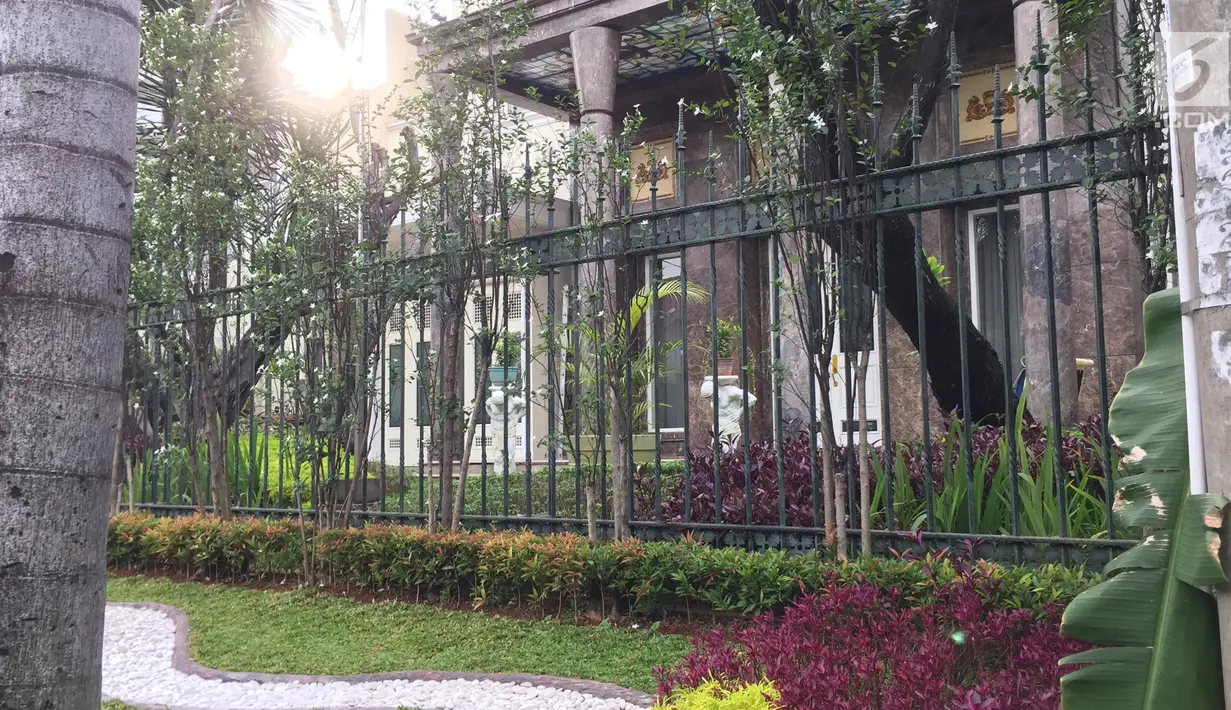 Suasana rumah tersangka kasus korupsi e-KTP Setya Novanto yang berada di Jalan Kartika Utama PU 17, Pondok Indah, Jakarta, Senin (20/11). Di kawasan tersebut, Setnov juga memiliki rumah di Jalan Gedung Pinang PU10-11. (Liputan6.com/Immanuel Antonius)