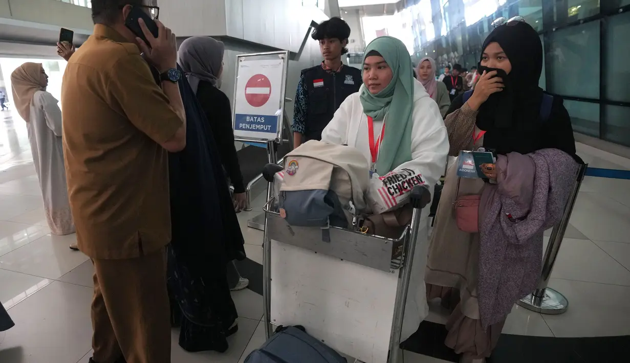 Kasubdit Perlindungan WNI Wilayah Timur Tengah, Kementerian Luar Negeri (Kemenlu) Akhmad Baihaqie menuturkan bahwa yang tiba saat ini merupakan tahap lima. (AP Photo/Tatan Syuflana)