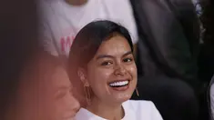 Senyum sumringah yang natural dari Eva Celia ini kalau diperhatikan mirip dengan ibunya, ya. (Kapanlagi.com/Agus Apriyanto)