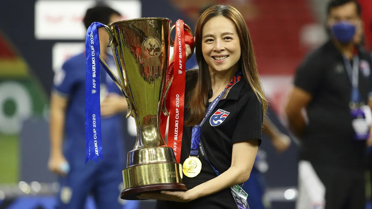 Foto: Potret Madam Pang, Manajer Cantik Nan Tajir Timnas Thailand di Piala AFF 2020