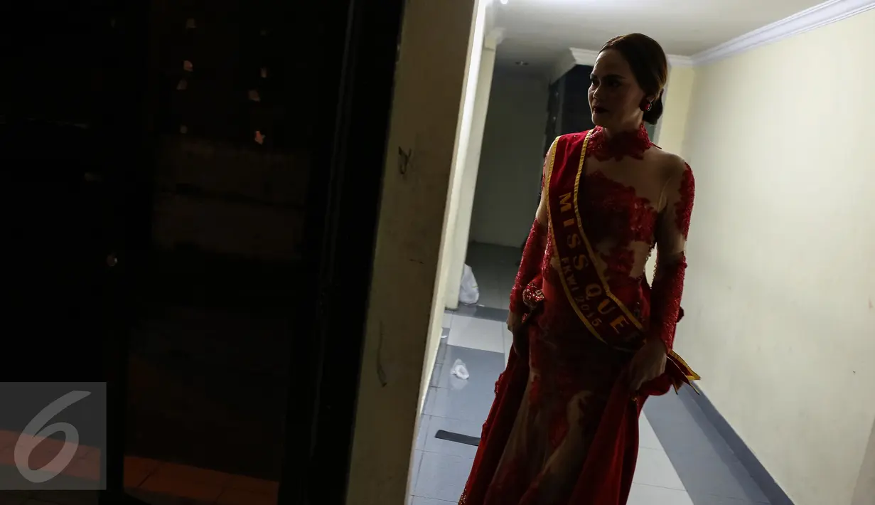Miss Waria 2015 Monika Clorida, berjalan menuju panggung saat malam pemilihan Miss Waria 2016 di Bulungan, Jakarta, (11/11). Meski mengidentifikasi waria lebih dari jenis kelamin ketimbang gender tapi mereka berpendidikan. (Liputan6.com/Fery Pradolo)