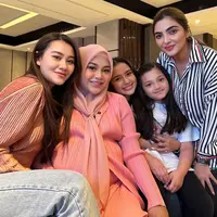 Tampak hadir Aaliyah Massaid saat memberi kejutan Ashanty. Ia tampil dengan atasan lengan panjang plisket dipadukan celana denimnya. [@aaliyah.massaid]