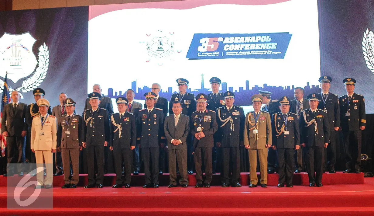 Wakil Presiden Jusuf Kalla bersama Kapolri Badrodin haiti berfoto bersama usai mengikuti acara ASEANAPOl ke-35 di Jakarta, Selasa (4/8/2015). (Liputan6.com/Faizal Fanani)
