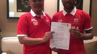 Patrich Wanggai bersama manajer Madura United, Haruna Soemitro usai menandatangani kontrak di salah satu hotel di Surabaya, Jawa Timur, Senin (22/8/2016). (Bola.com/Fahrizal Arnas) 