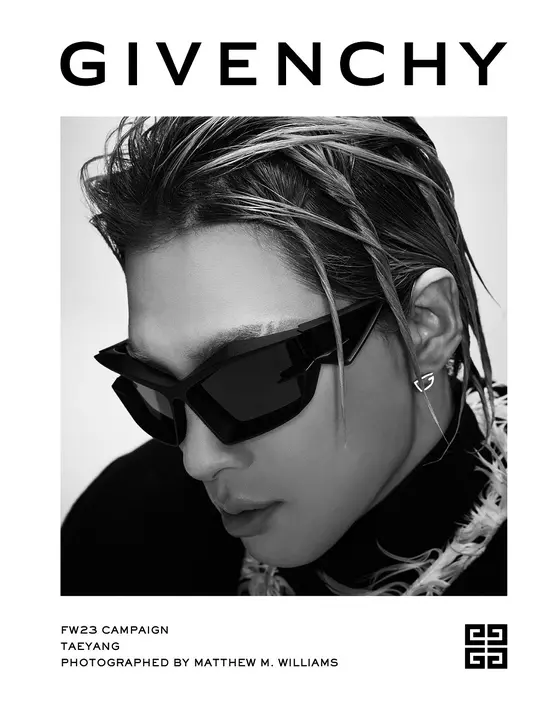 Aksesoris utama termasuk anting-anting Giv-Cut warna perak dan kalung serta cincin G Tears; tas Pandora ikonik dengan butiran elegan kulit dan kacamata hitam Giv-Cut, yang dikenakan Taeyang seperti yang dia lakukan dalam kehidupan sehari-hari, di atas panggung atau di luar. [Foto: GIVENCHY].
