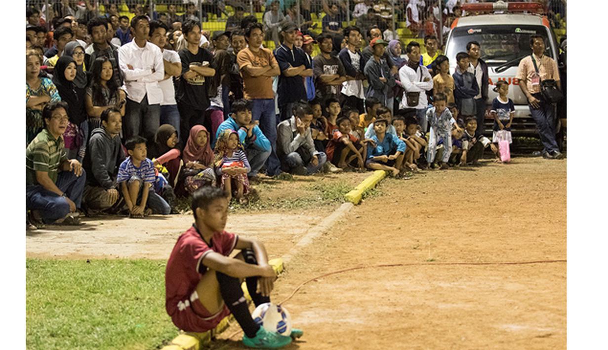 Sejumlah warga menonton pertandingan antara Perserang melawan Persidago pada laga perdana Piala Kemerdekaan di Stadion Maulana Yusuf, Serang, Sabtu (15/8/2015). (Bola.com/Vitalis Yogi Trisna)