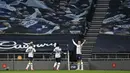 Pemain Tottenham Hotspur Gareth Bale (kanan) melakukan selebrasi usai mencetak gol ke gawang Southampton pada pertandingan Liga Inggris di Stadion Tottenham Hotspur, London, Inggris, Rabu (21/4/2021). Tottenham Hotspur menang 2-1. (Justin Setterfield/Pool via AP)