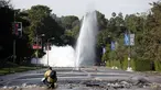 Sebuah pipa utama saluran air bawah tanah rusak di sekitar Sunset Boulevard di bagian Westwood, Los Angeles, (29/7/2014). (REUTERS/Danny Moloshok)