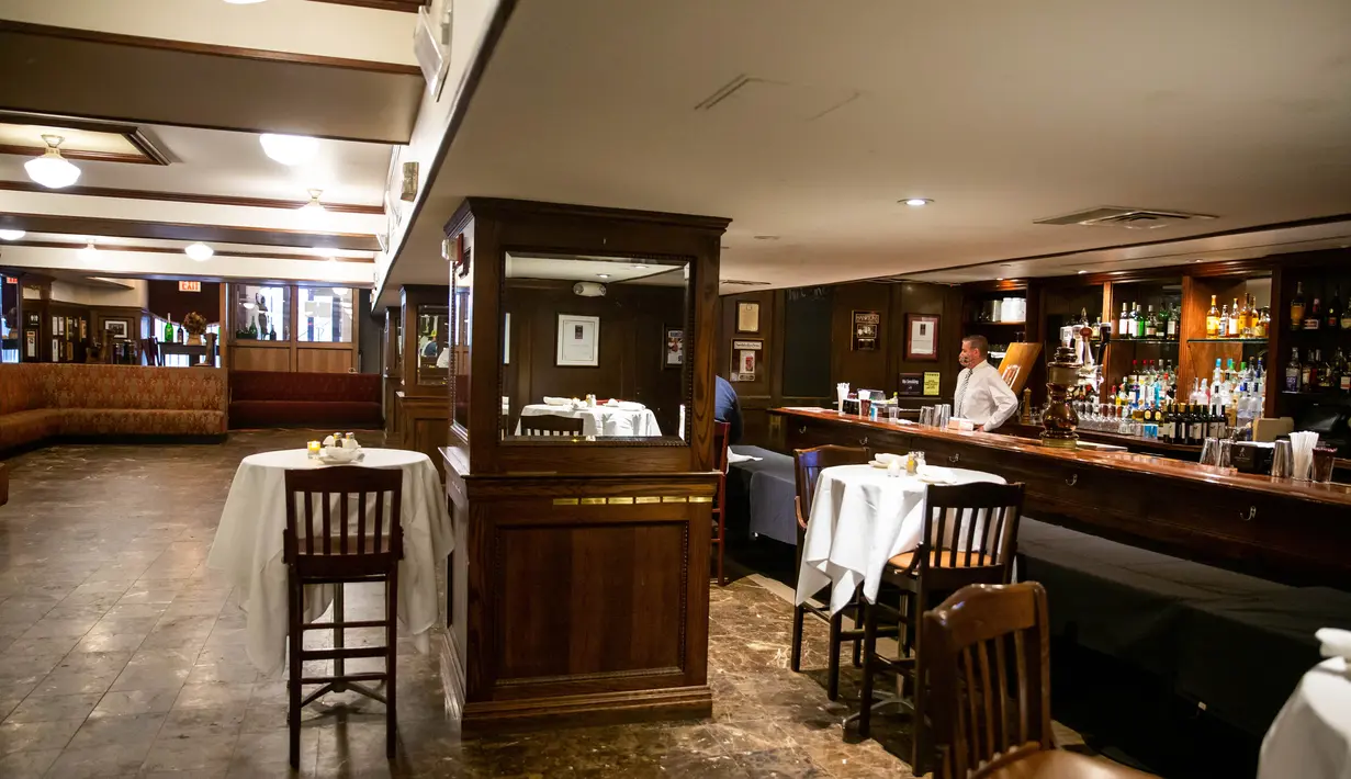 Kursi dan meja diatur untuk membatasi kapasitas tempat duduk di restoran di New York, AS (30/9/2020). Mulai Rabu (30/9), restoran-restoran di New York City diizinkan untuk membuka kembali layanan makan dalam ruangan selama masih di bawah 25 persen dari kapasitas maksimal. (Xinhua/Michael Nagle)