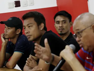 Mantan Pemain Timnas Indonesia, Maman Abdurahman, menghadiri jumpa pers di Jakarta, kamis (20/12). Para pemain tersebut membantah terlibat pengaturan skor di Piala AFF 2010. (Bola.com/M Iqbal Ichsan)