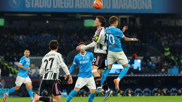 Duel udara Kenan Yildiz dengan Noa Lang di laga Napoli vs Juventus di pekan ke-14 Serie A 2025/2026 di Stadio Diego Armando Maradona, Senin (08/12/2025) dini hari WIB. (Alessandro Garofalo/LaPresse via AP)