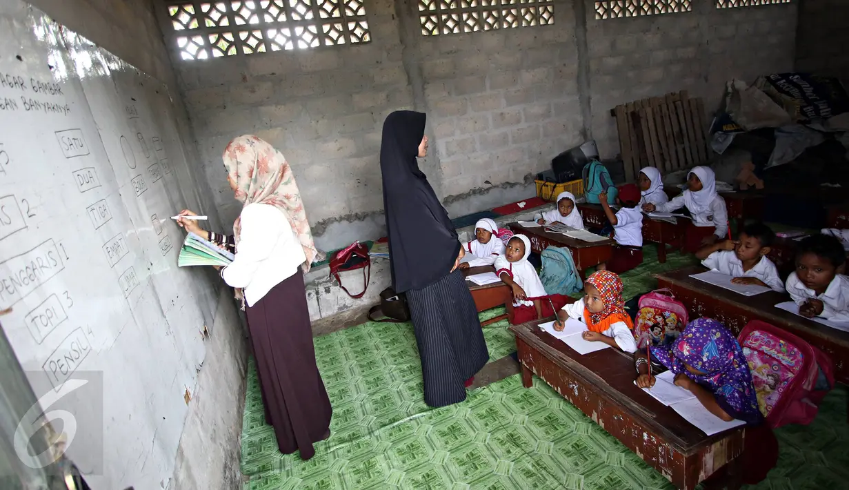 Murid SD mengikuti kegiatan belajar mengajar di Sekolah Terbuka, Kampung Manggar, Balikpapan, Kaltim, Kamis (29/10). Minimnya fasilitas, membuat kegiatan belajar terpaksa dilakukan di gudang bekas penyimpanan rumput laut. (Liputan6.com/Immanuel Antonius)