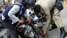 Petugas Kelurahan Senen bersama Dishub DKI dan Satpol PP menggelar razia parkir liar di wilayah Senen, Jakarta Pusat, Selasa (29/3/2016). Kendaraan roda dua terparkir di bahu jalan ataupun trotoar langsung dicabut pentil. (Liputan6.com/Yoppy Renato)