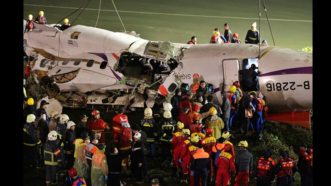 Proses Pengangkatan Badan Pesawat TransAsia di Sungai Taipe