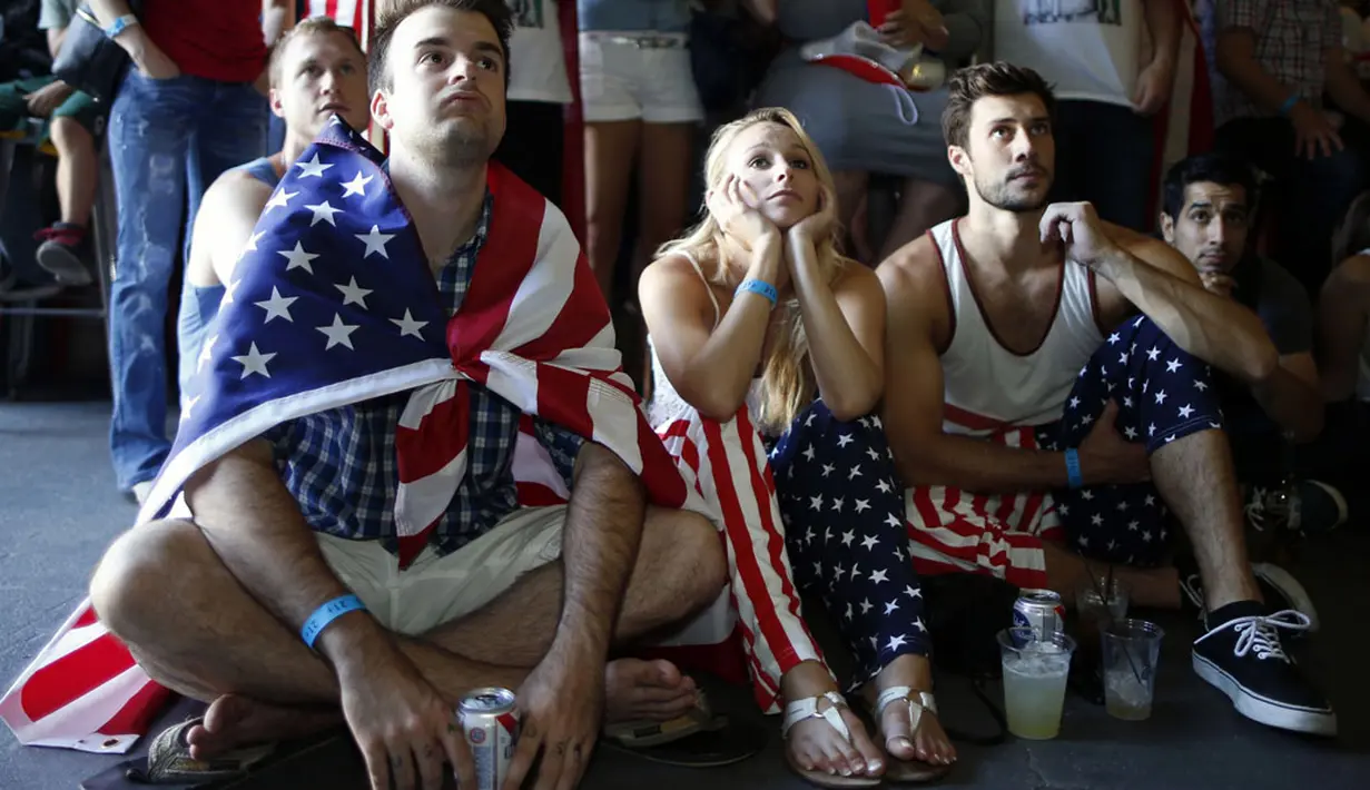 Ekspresi suporter "The Yanks" saat menyaksikan langsung laga Amerika Serikat melawan Portugal 2-2 di Los Angeles, Kalifornia, (22/6/2014). (REUTERS/Lucy Nicholson)