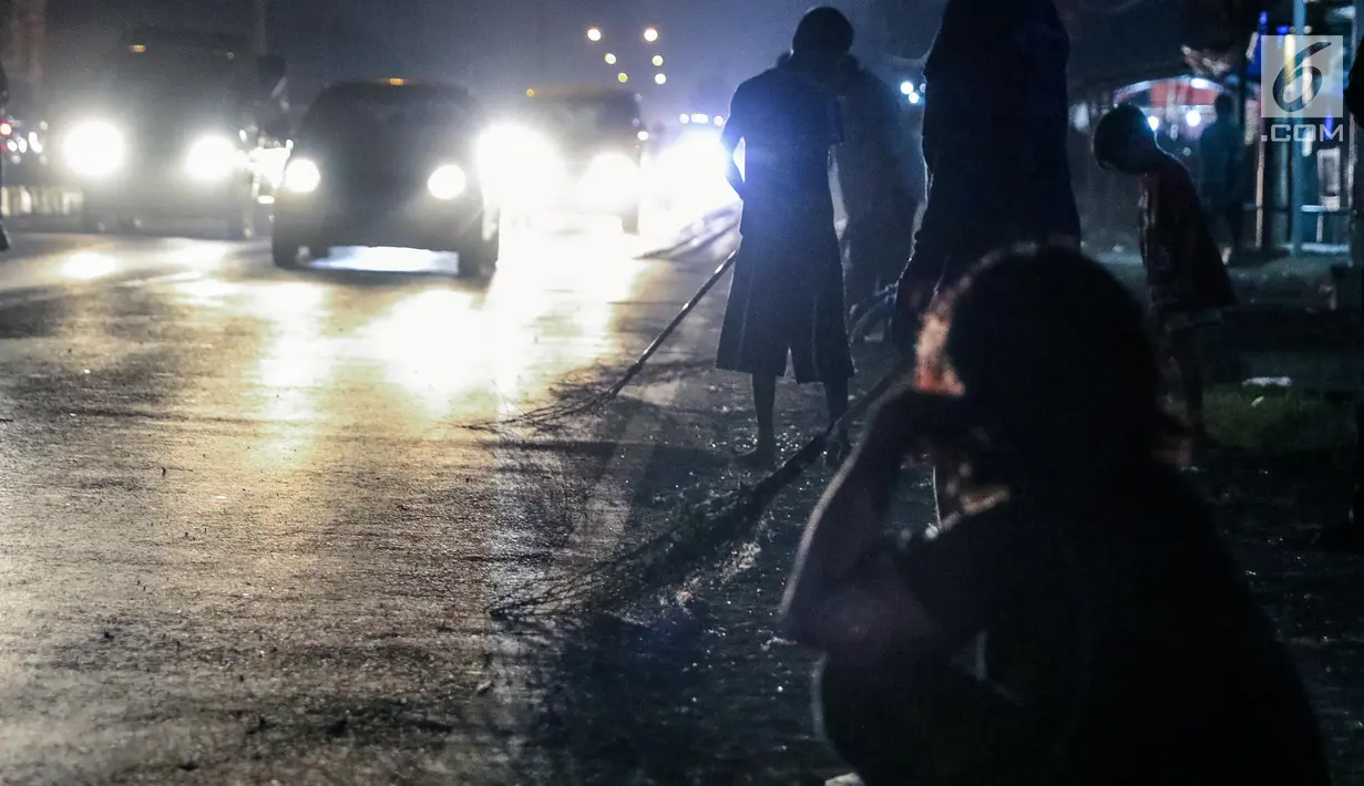 Sejumlah warga menunggu uang yang dilemparkan oleh pengguna jalan yang melintasi Jembatan Sewo, Jawa Barat, Minggu (2/7). Kegiatan ini dikenal dengan 'Sapu uang', yakni mengambil uang yang dilempar pengguna jalan. (Liputan6.com/Faizal Fanani)