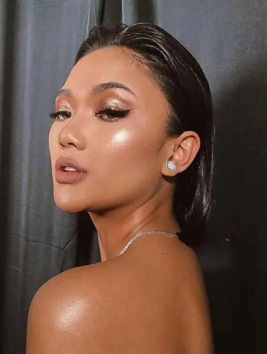 Aura kecantikan Marion Jola semakin meningkat dengan warna kulitnya yang eksotis nan menawan. (Liputan6.com/IG/@lalamarionmj)