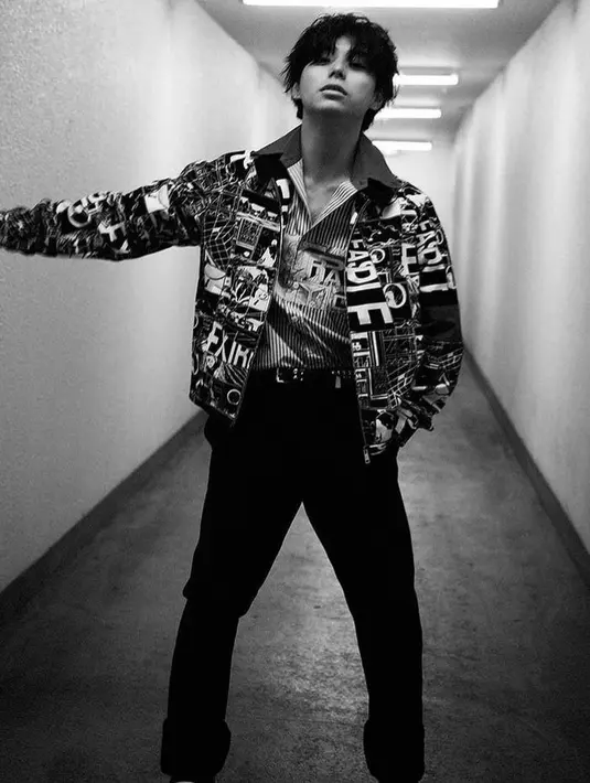 Pakai wig aneh saja sudah tampan, apalagi dengan gaya elegan seperti ini. Banyak yang makin jatuh hatia dengan Nijiro.