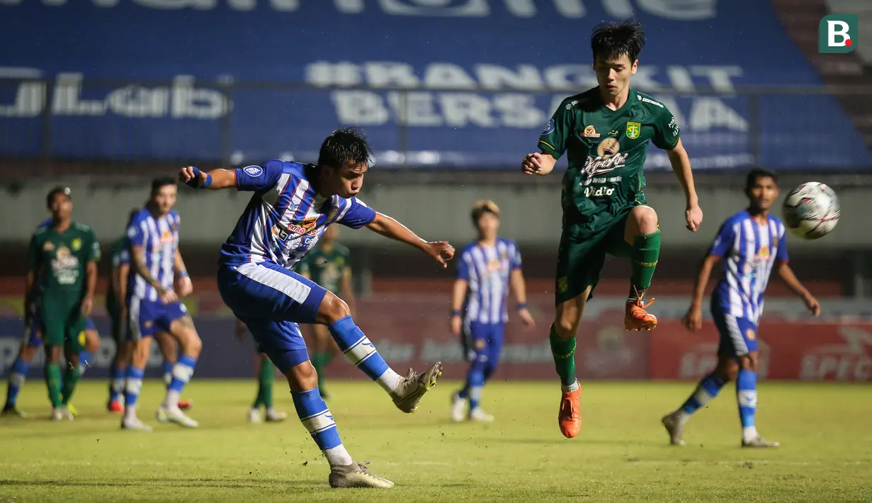 Pemain Persiraja Banda Aceh, M. Nadhiif Rizqi Firdaus (kiri) menghalau bola dibayangi pemain Persebaya Surabaya, Taisei Marukawa dalam laga pekan ke-10 BRI Liga 1 2021/2022 di Stadion Maguwoharjo, Sleman, Minggu (31/10/2021). (Bola.com/Bagaskara Lazuardi)