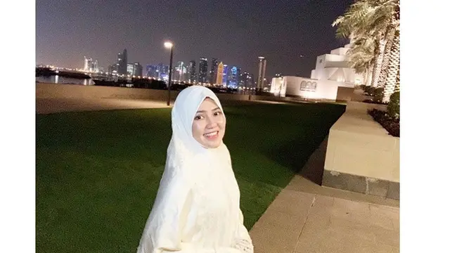 Baru Selesai Umrah, Ini 7 Gaya Via Vallen dalam Balutan Hijab