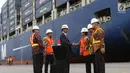 Presiden Joko Widodo atau Jokowi menyalami menteri BUMN Rini Soemarno saat melepas ekspor produk manufaktur ke AS dari Pelabuhan Tanjung Priok, Jakarta, Selasa (15/5). (Liputan6.com/Angga Yuniar)