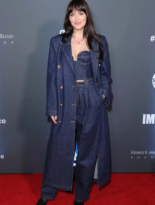 <p>Dakota Johnson terlihat mengenakan busana rancangan Magda Butrym. Ia tampil di red carpet Sundance Film Festival 2023 di Utah. Foto: Vogue.</p>