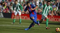 Luis Suarez menciptakan gol penyeimbang Barcelona di markas Real Betis. (Twitter Barcelona)
