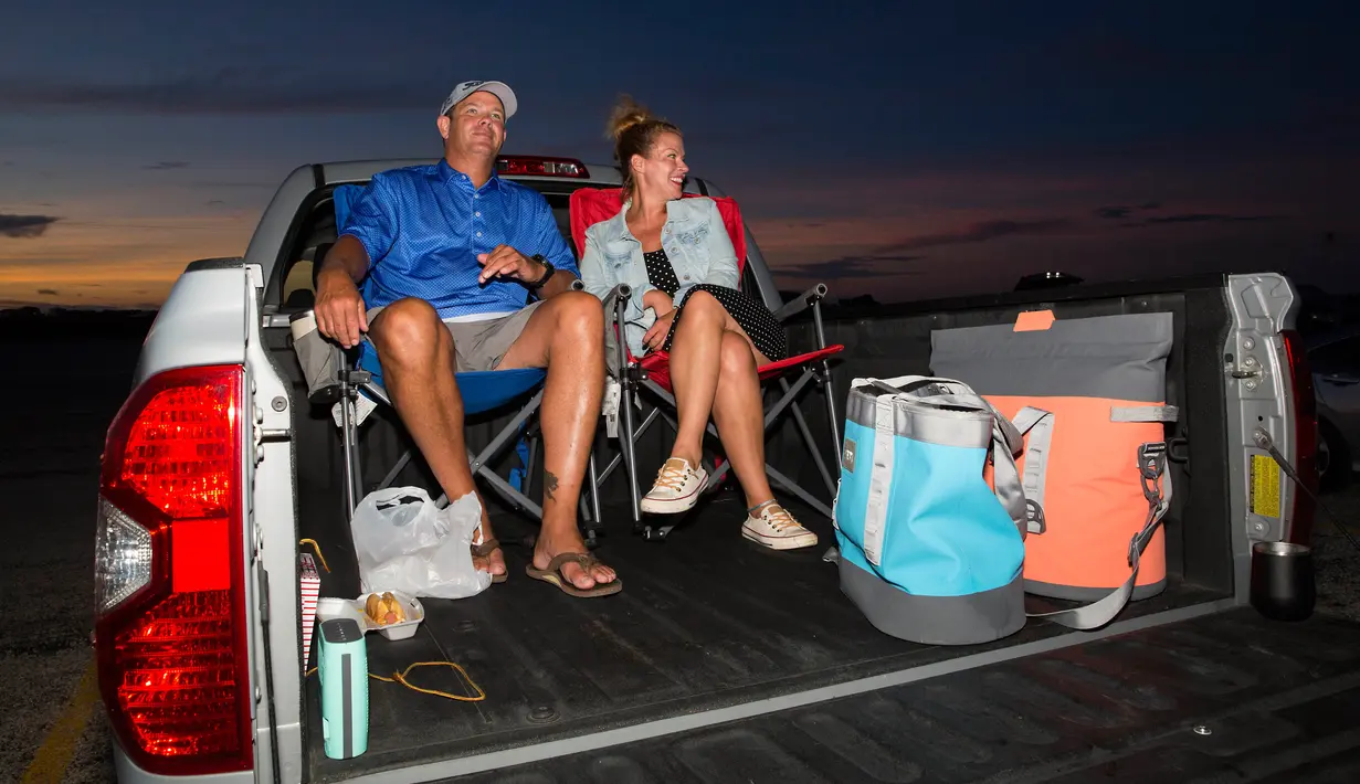 Orang-orang menonton film "Encore Drive-In Nights Presents Blake Shelton," di Stars & Stripes Drive-In Theatre, Texas pada 25 Juli 2020. Konser yang menampilkan Blake Shelton bersama Gwen Stefani ini ditayangkan di bioskop drive-in seluruh Amerika Utara. (Mikala Compton/Herald-Zeitung via AP)