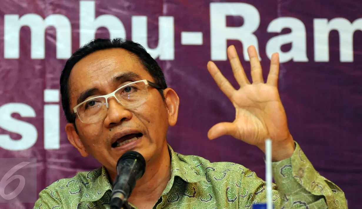 Komisioner KPK, Adnan Pandu Praja saat berbicara pada diskusi Memacu Pertumbuhan Ekonomi Tanpa Melangggar Rambu-Rambu Anti Korupsi di Gedung PBNU, Jakarta, Senin (16/11/2015). Diskusi menyoal hubungan ekonomi dan korupsi. (Liputan6.com/Helmi Fithriansyah)