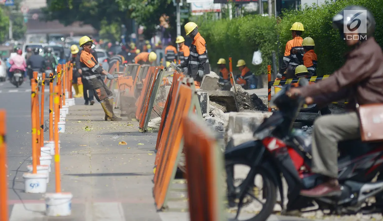 Pekerja membongkar trotoar lama di Jalan Cikini Raya, Taman Ismail Marzuki (TIM), Jakarta, Selasa (18/6/2019). Revitalisasi trotoar TIM hingga Jalan Diponegoro sepanjang 10 kilometer mulai dikerjakan. (merdeka.com/Imam Buhori)